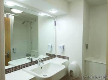 Premier Inn Глостер Экстерьер фото